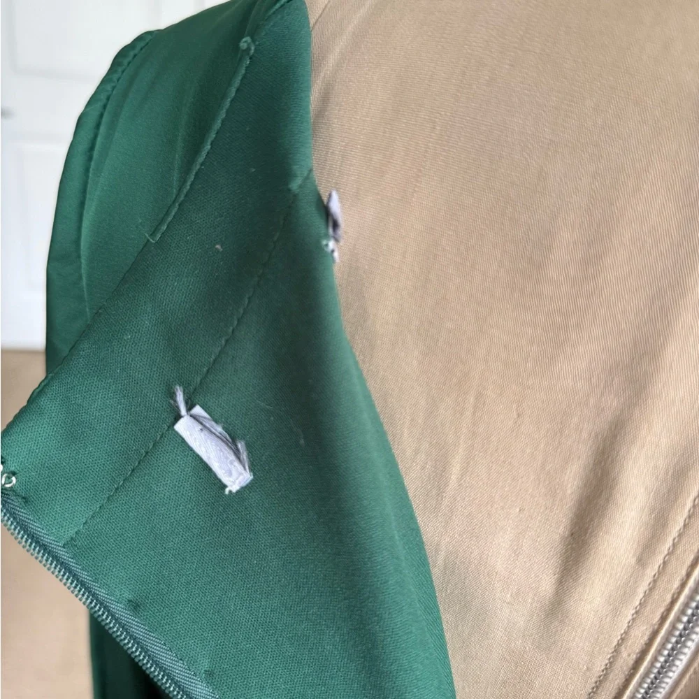 Elegant Green Long Sleeve Evening Gown - Picture 15 of 17